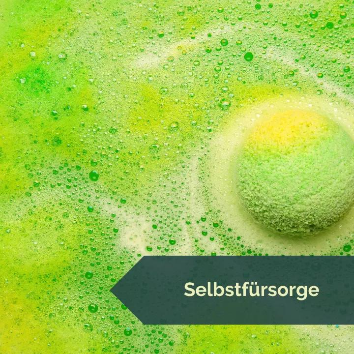 grün-gelbe Badebombe als Sinnbild für Sebstfürsorge und Entspannung grün-gelbe Badebombe als Sinnbild für Sebstfürsorge und Entspannung